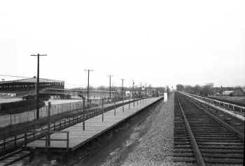 47. Station-Jamaica Racetrack-Grade Elimination-Locust Manor-View W-1958 (Edwards-Keller).jpg (73945 bytes)